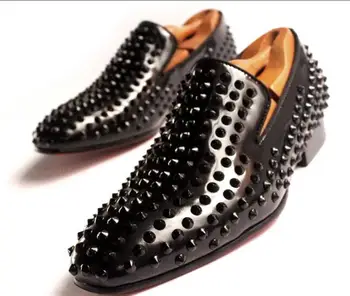 Új szegecs alkalmi cipő férfi divat szilárd fekete férfi cipő valódi bőrből készült, slip-naplopók hivatalos fél cipő